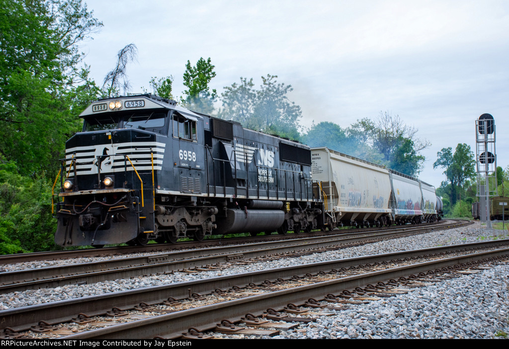NS 6958 pulls V4 out of Lynchburg 